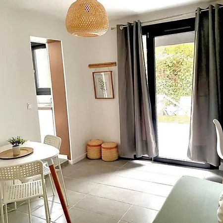 Le Pavillon Cosy & Terrasse Proche Bordeaux Апартаменты *